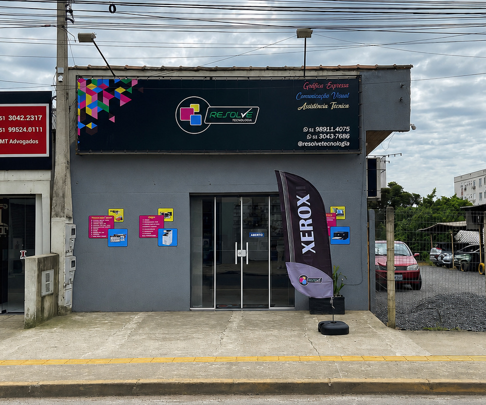Fachada original: painel de lona impressa e adesivos avulsos na parede